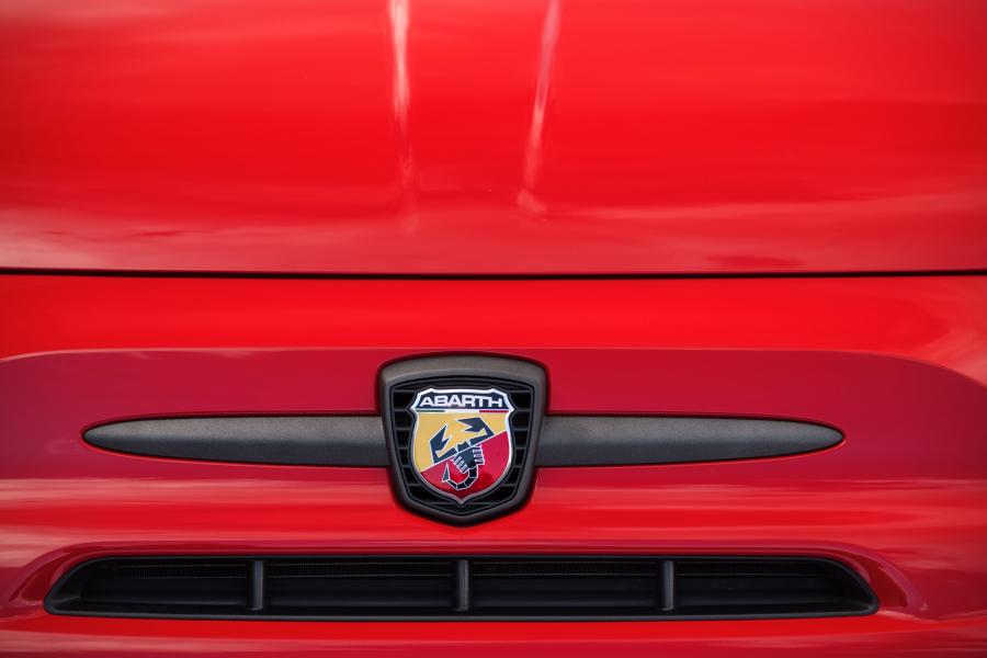 Логотип Abarth 595 Competizione (312) 2016 года  (UK) (фото 6 из 25)